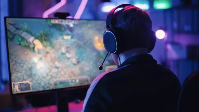 Teen Psychosis Risk May Be Linked to Computer and Video Game Use